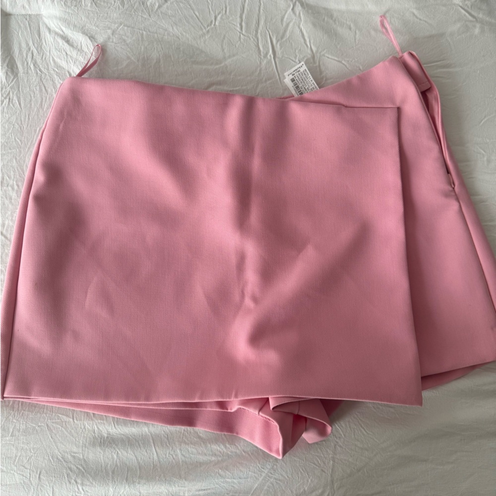 Pink Zara skort never worn. Size large